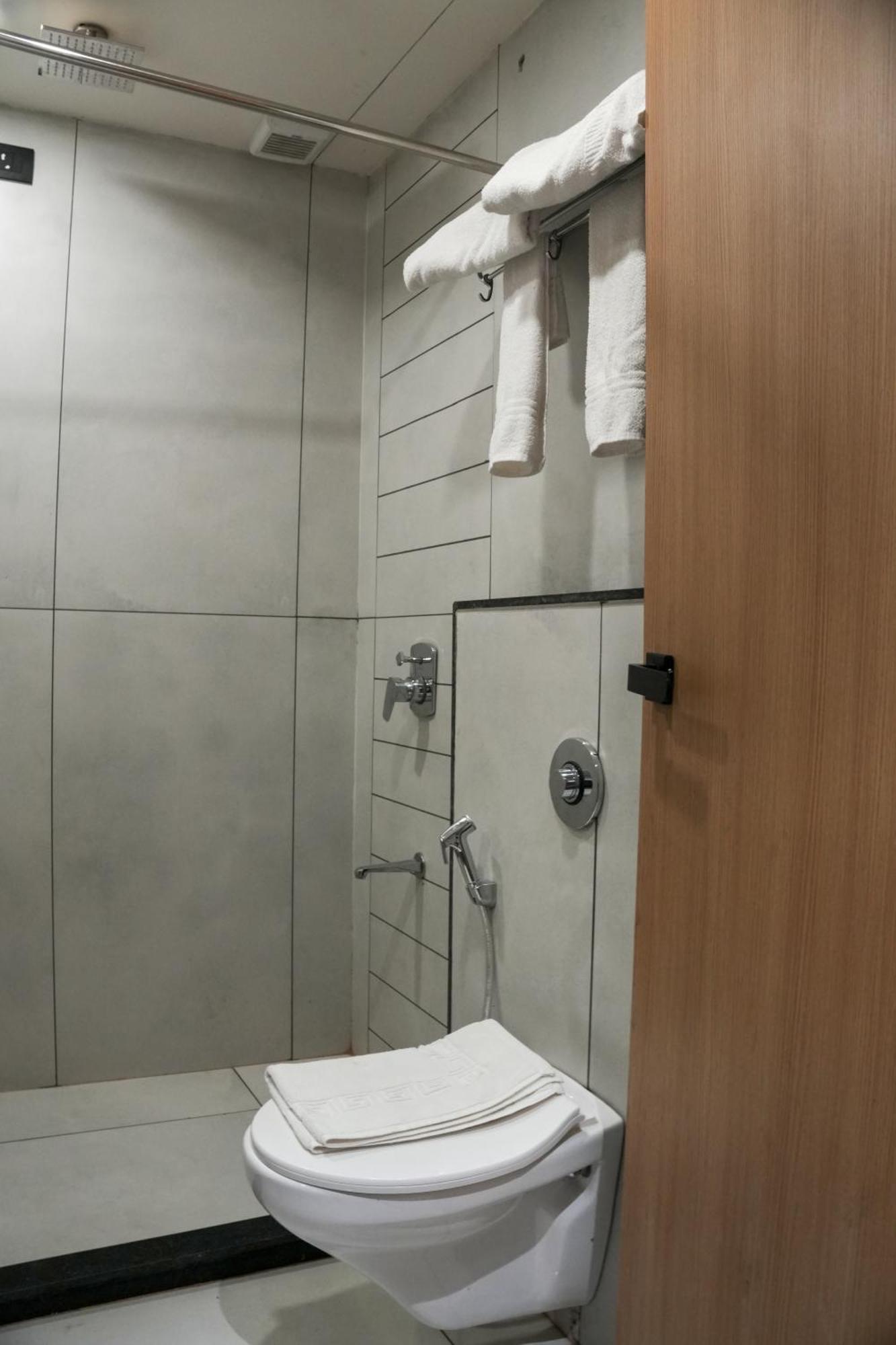 Vits Roccia Hill Resort And Adventure Park, Navapur Songadh Exterior photo